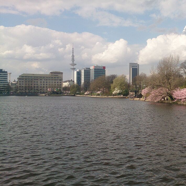 Hamburg Blick von der Alster zum Fernsehturm
